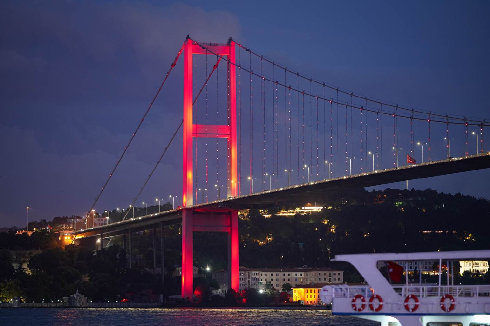 Pôr do sol sobre a Ponte do Bósforo