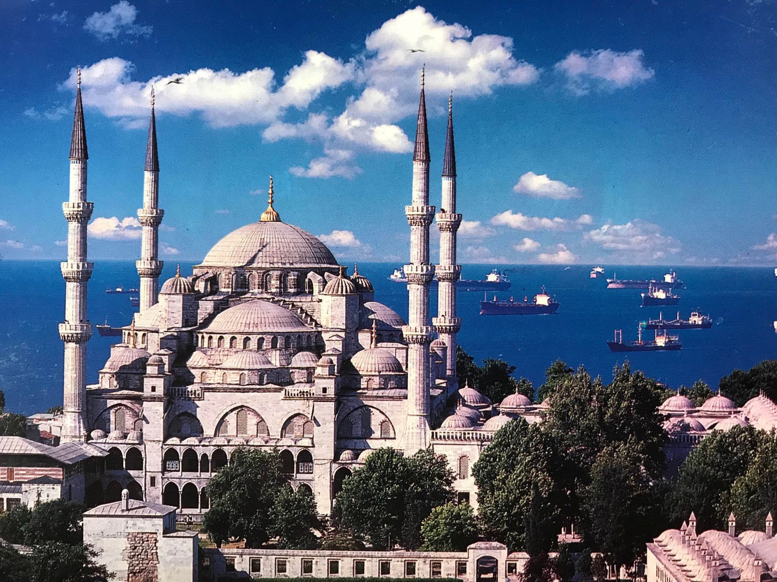 Mesquita Azul (Sultanahmet) com o Bósforo ao fundo